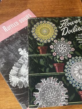 American Thread CoCrochet Pattern Star 64 Flower Doilies Ruffled Dollies 59 Lot